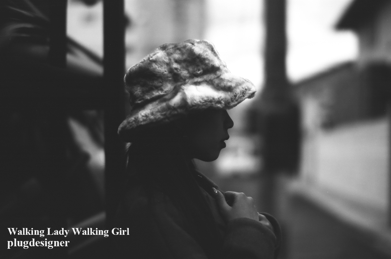 Walking Lady Walking Girl_166