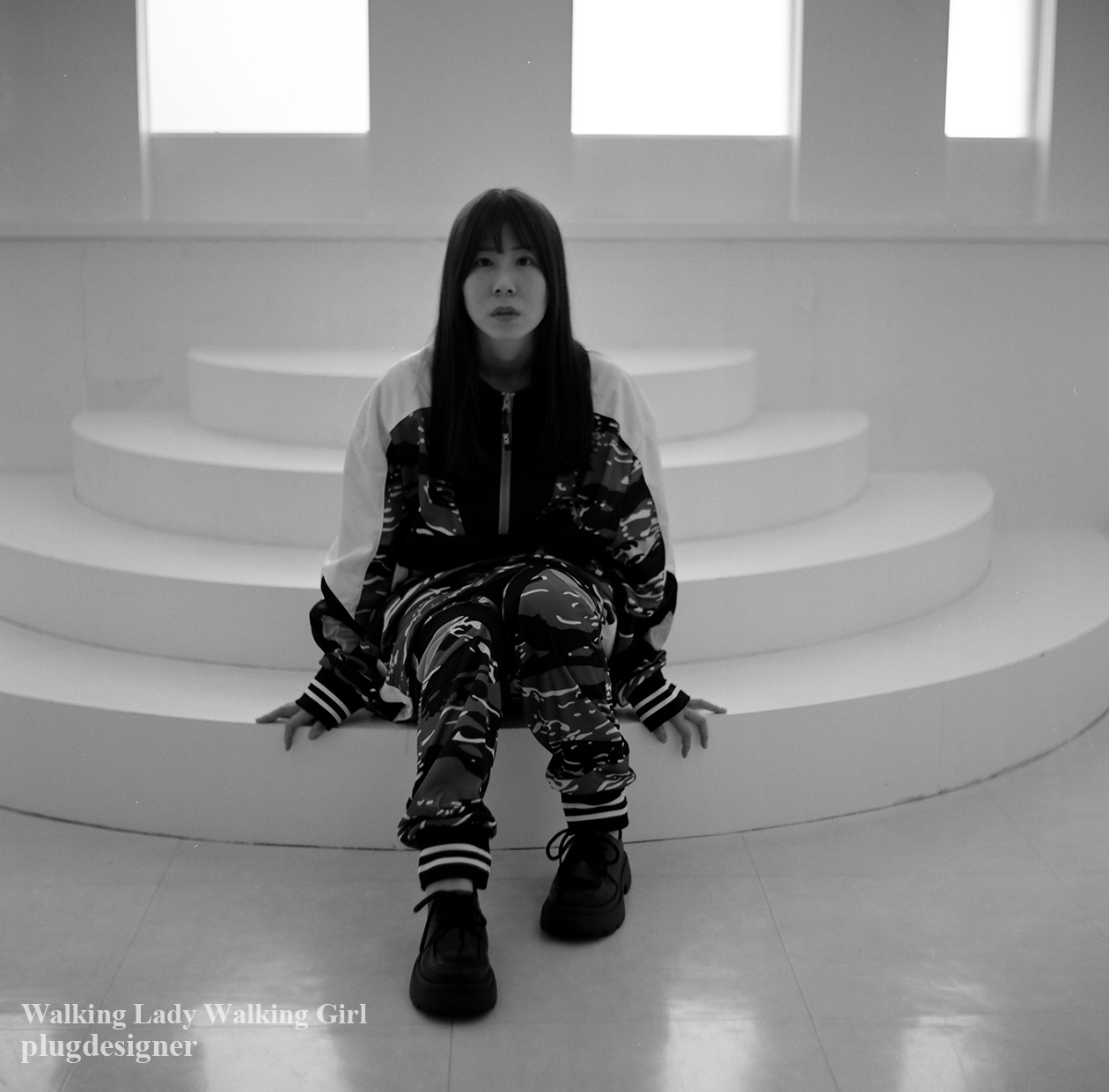 Walking Lady Walking Girl_195