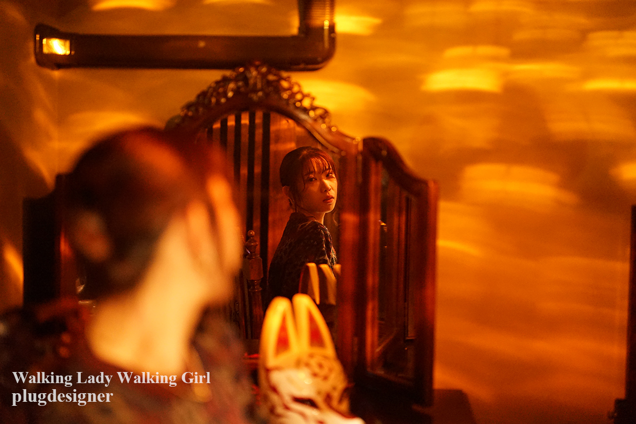 Walking Lady Walking Girl_198